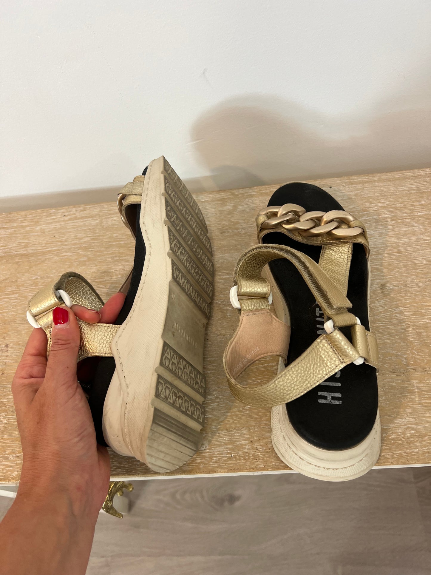 HISPANITAS. Sandalias doradas cadena T.37