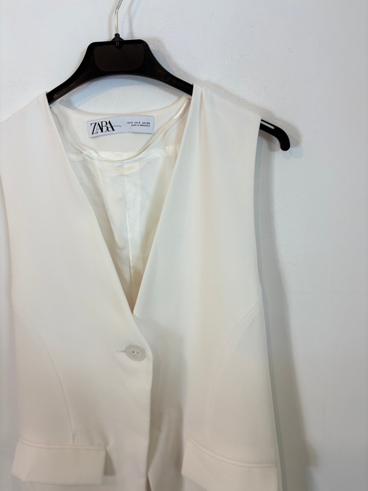 ZARA. Long, flowing white vest. TS