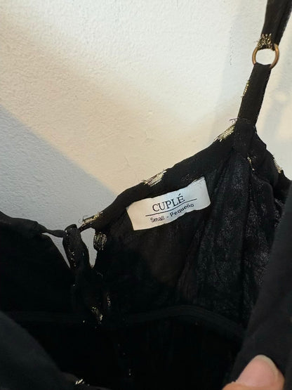 CUPLÉ. Vestido largo negro vaporoso detalles dorados