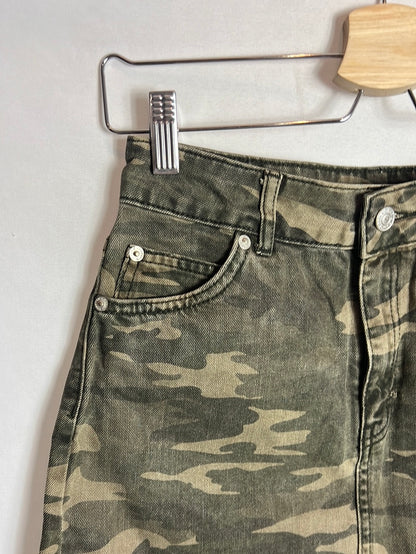 TOPSHOP. Falda corta denim camuflaje. T 36