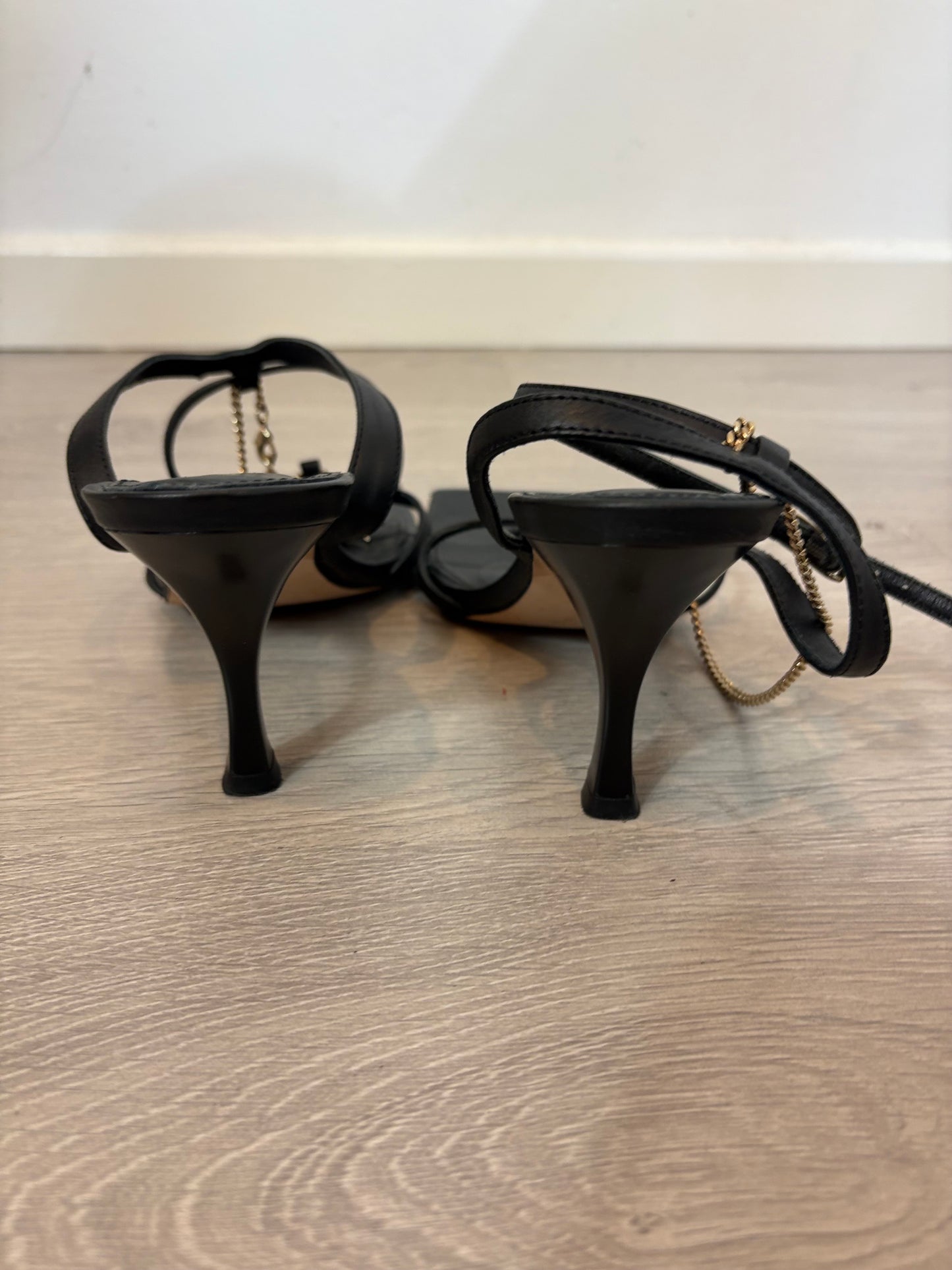 ALOHAS. Sandalia tiras piel y cadena dorada. T 38