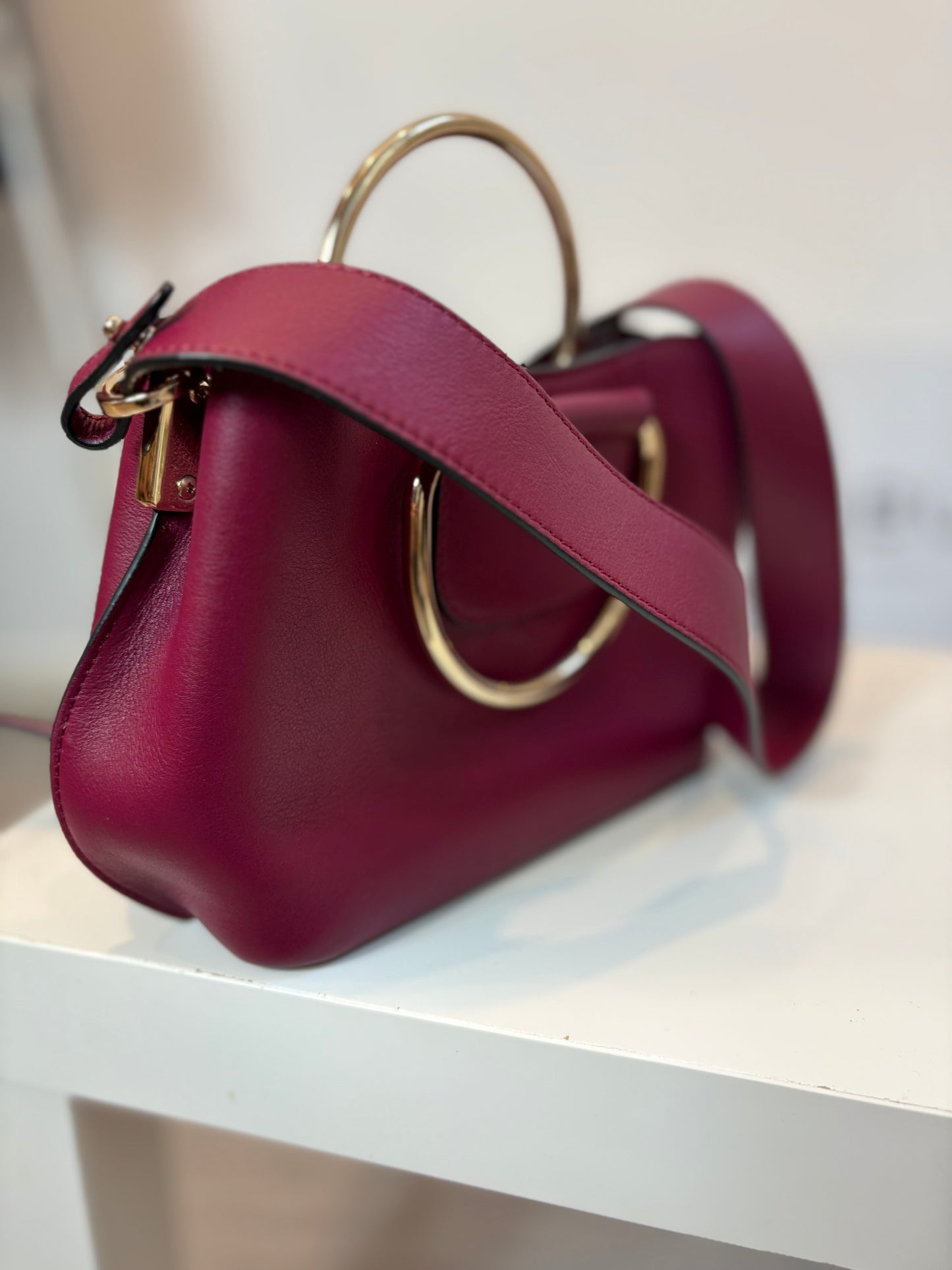 SANDRA FRECKLED. Bolso burdeos bandolera piel