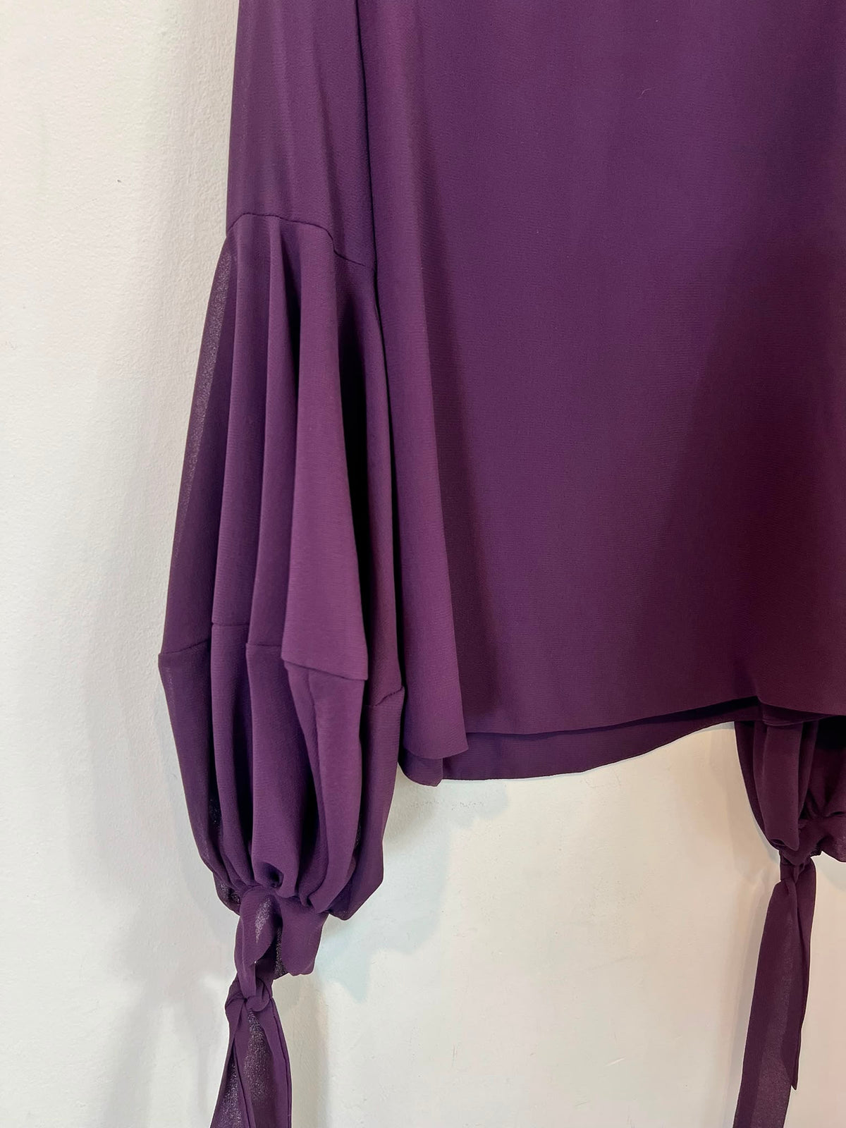 VOGANA. Blusa burdeos lazadas