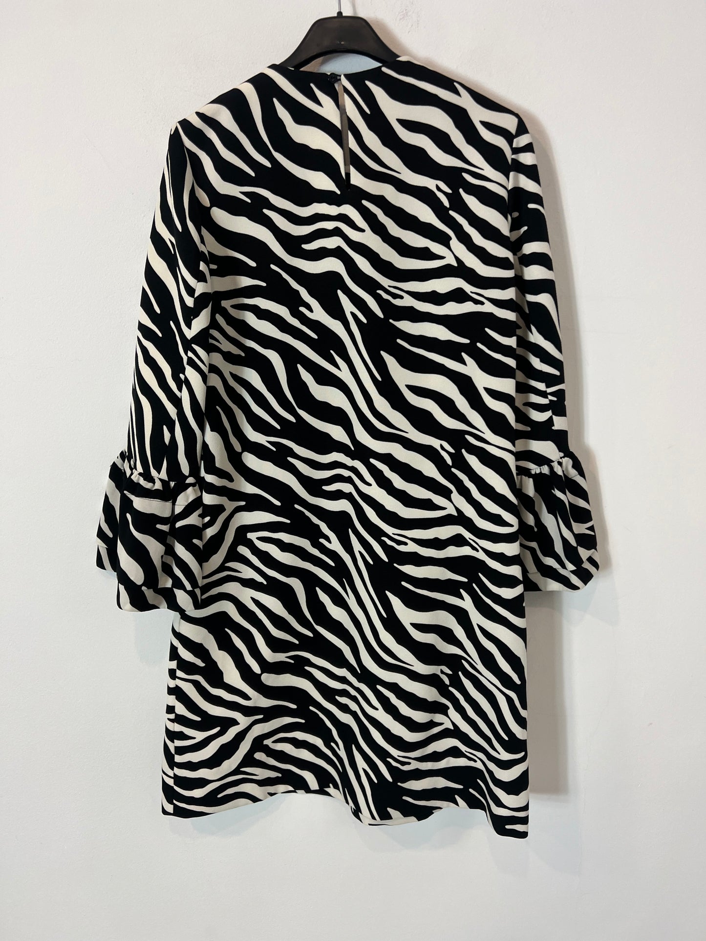 ADOLFO DOMINGUEZ. Vestido corto bicolor detalle manga. T 36