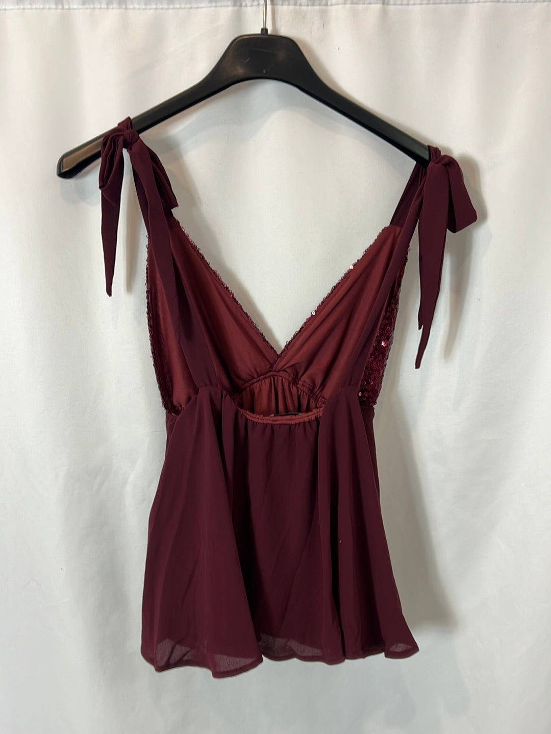 THE ARE. Burgundy top with sequin details. XS/S