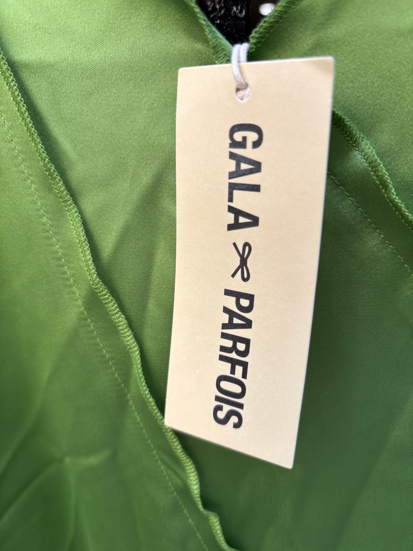 GALA & PARFOIS. Vestido largo verde satinado