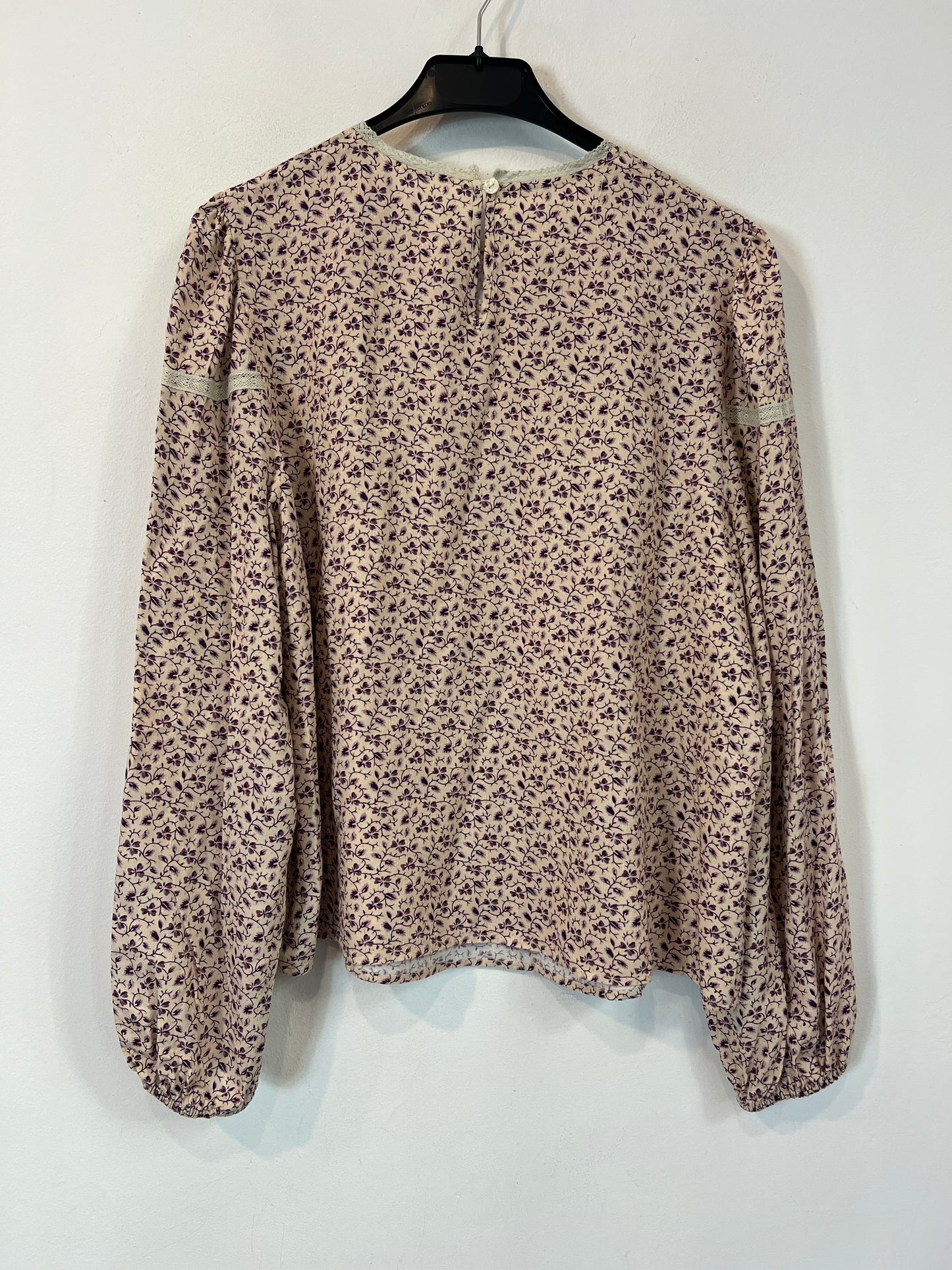 OTHERS.beige blouses with little flowers Your(s)