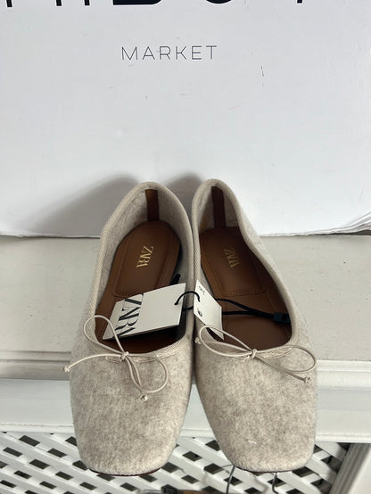 ZARA. Textured beige ballerina flat. Size 41