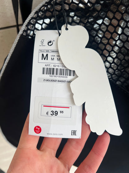 ZARA. Mochila para patines negra. T M