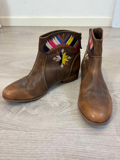 CYNTHIA VINCENT. Botines piel bordados. T 38