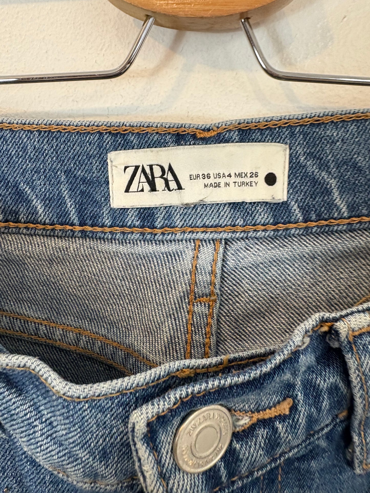 ZARA. Denim recto pedreria