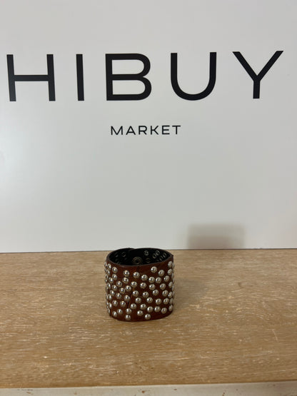 OTRAS. pulsera marrón tachuelas