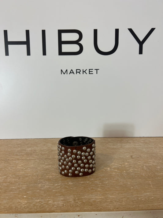 OTRAS. pulsera marrón tachuelas