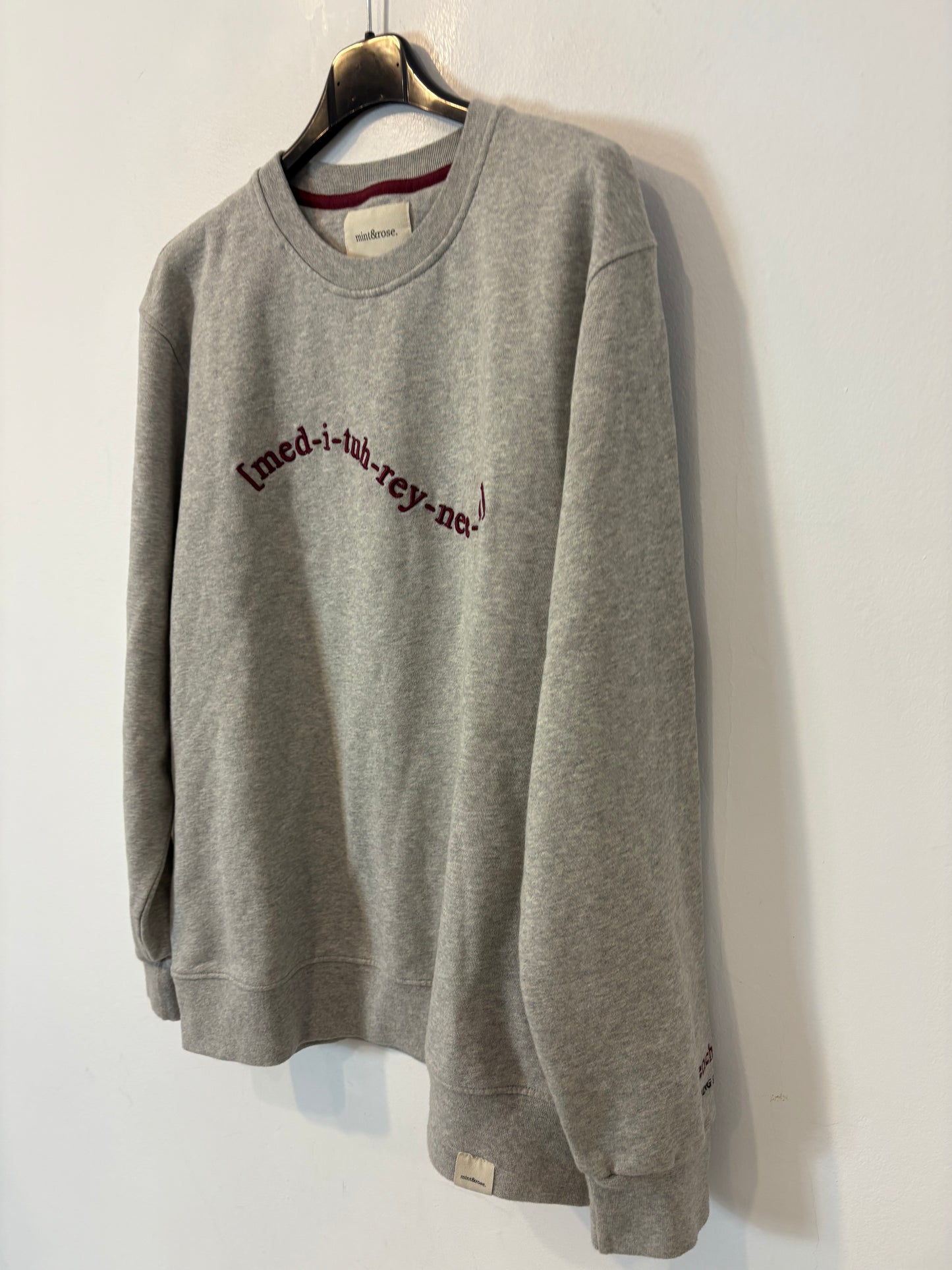 MINT&ROSE. Sudadera gris letras burdeos