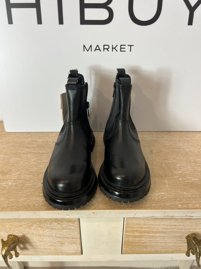 ZARA. Black Chelsea boots. Size 30