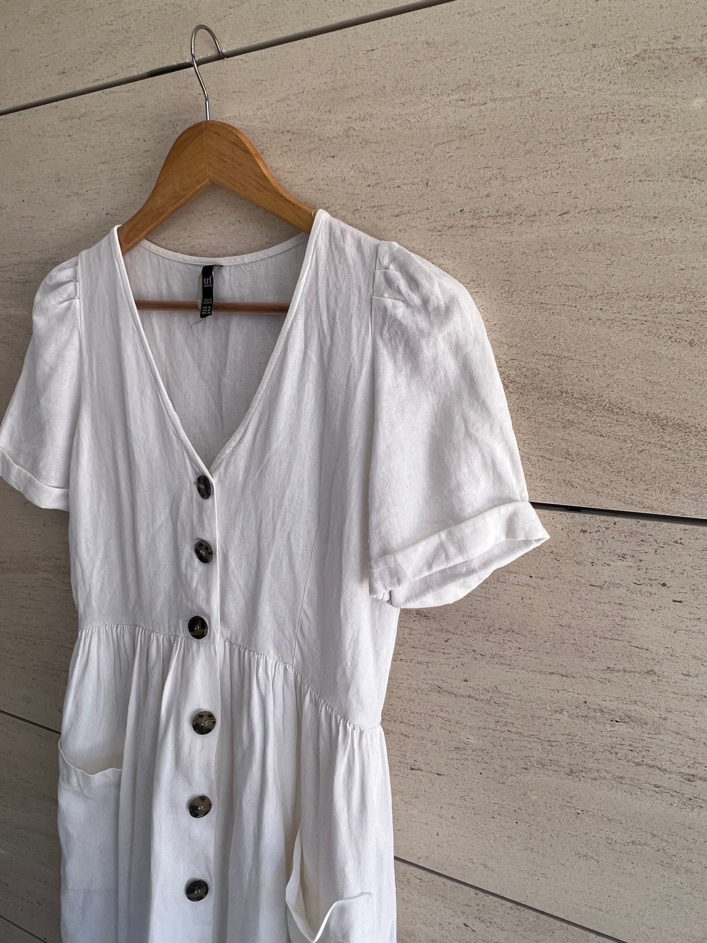 ZARA. Vestido midi blanco abotonado. T M
