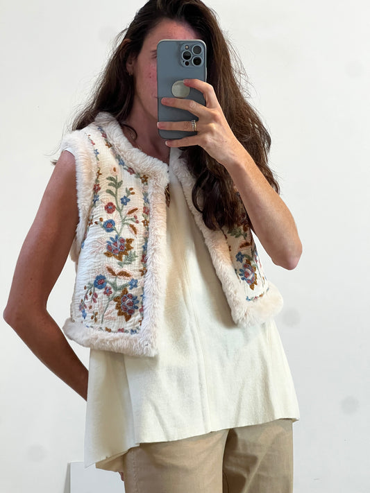 LOUISE MISHA. Chaleco beige bordados pelito