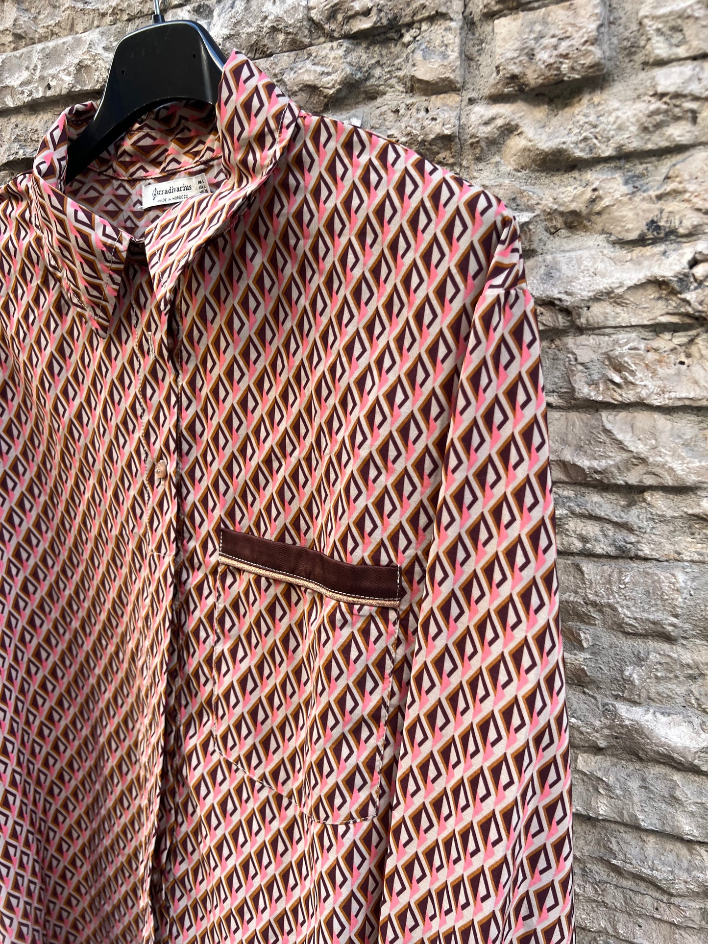 STRADIVARIUS. Blusa fluida estampado retro. T L