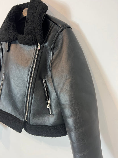 ZARA. Biker negra efecto piel con borrego. T S