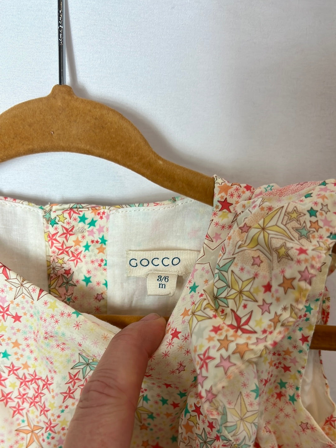 GOCCO. Romper and bonnet with colorful print. Size 3-6 months