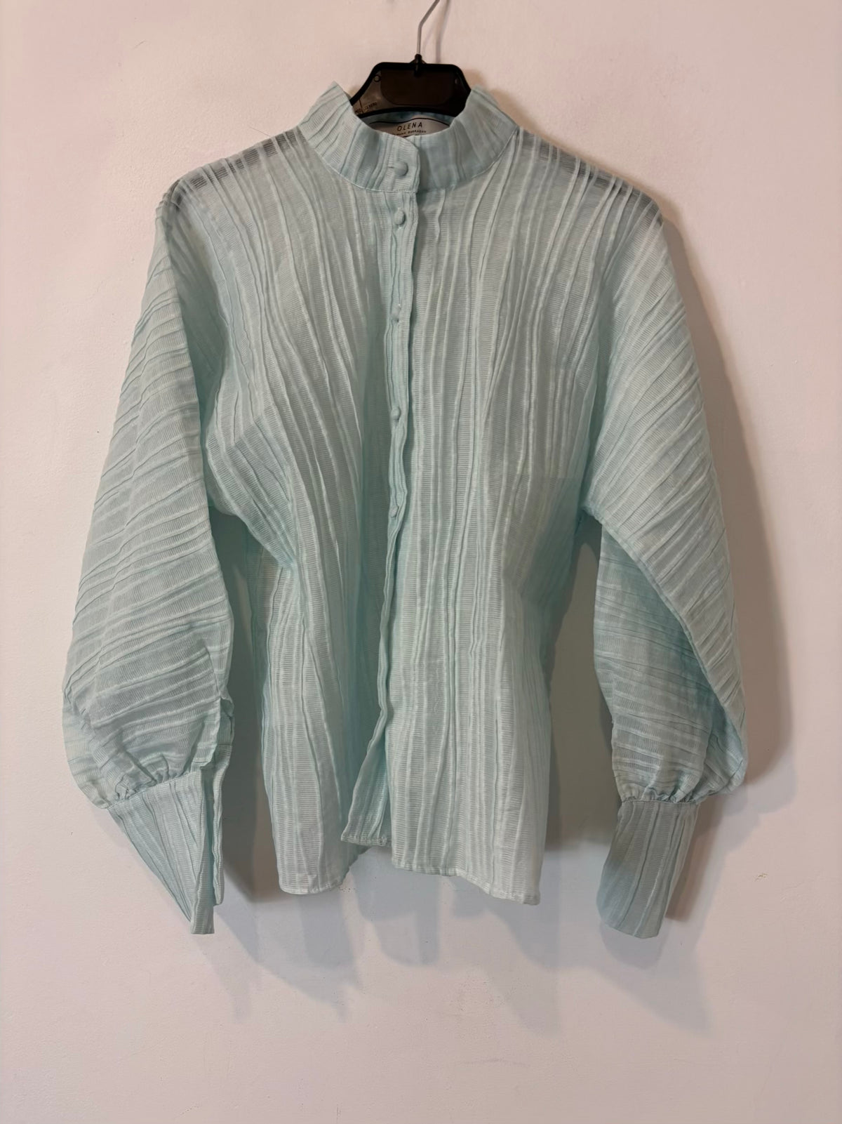 MARIA BARRAGÁN. Blusa azul claro textura lazada