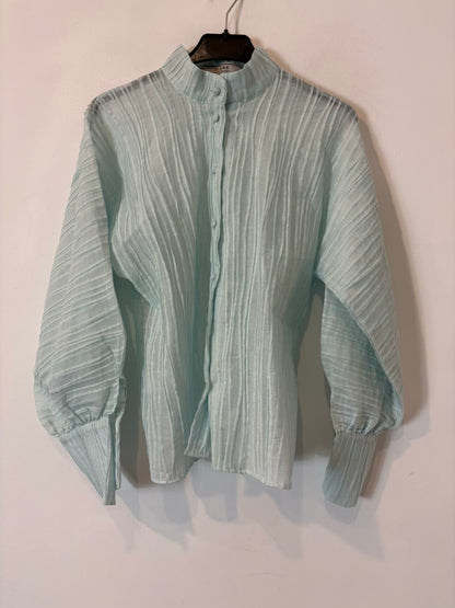MARIA BARRAGÁN. Blusa azul claro textura lazada
