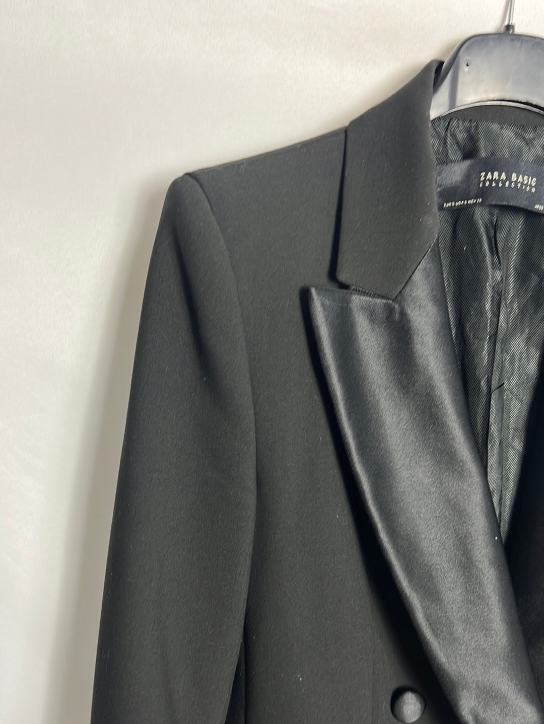 ZARA. Blazer negra solapa y botones satinado. T S