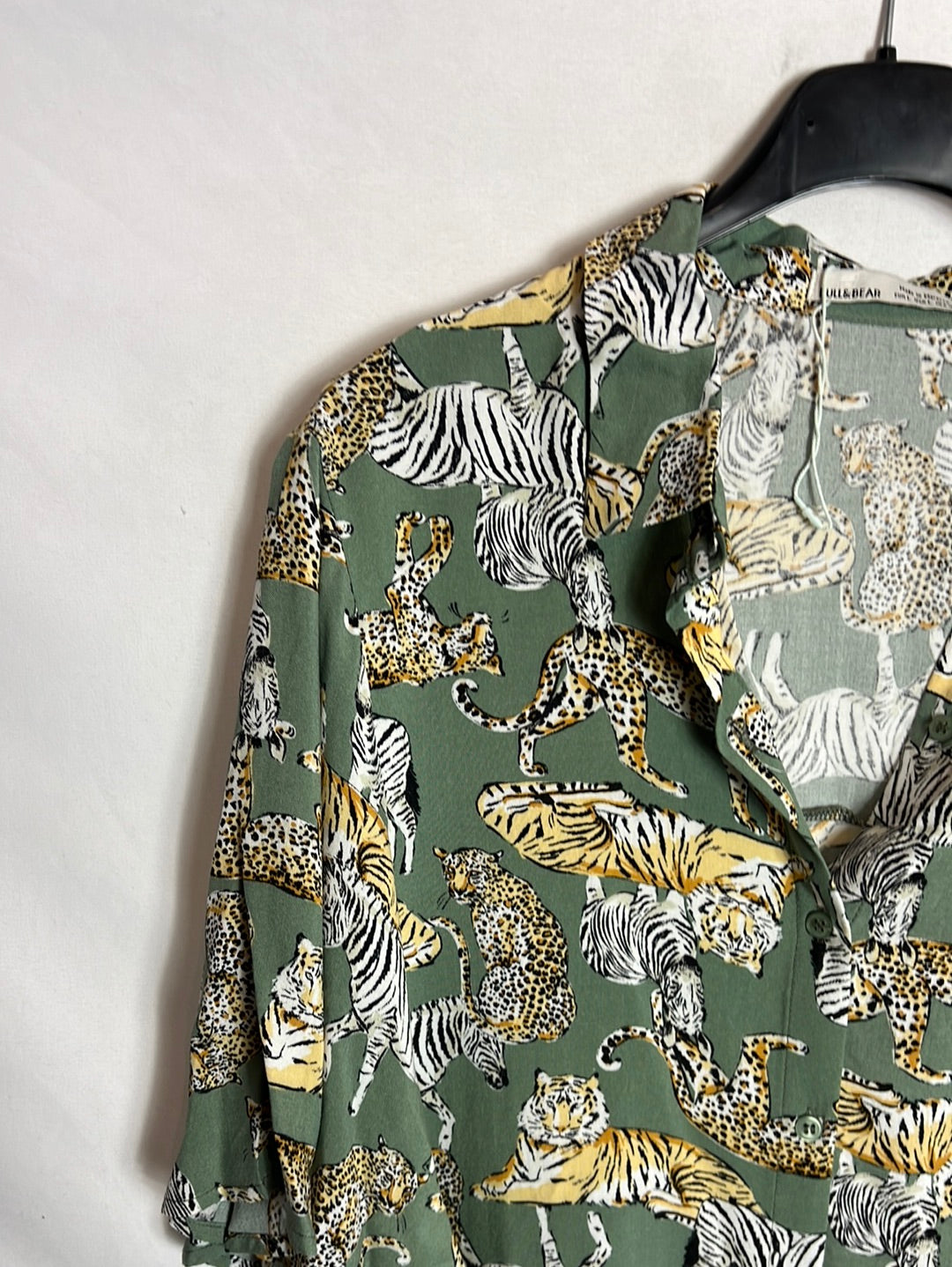 PULL&BEAR . Camisa manga corta verde estampada. T L
