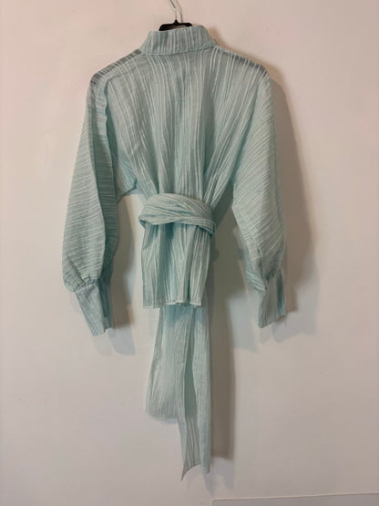 MARIA BARRAGÁN. Blusa azul claro textura lazada