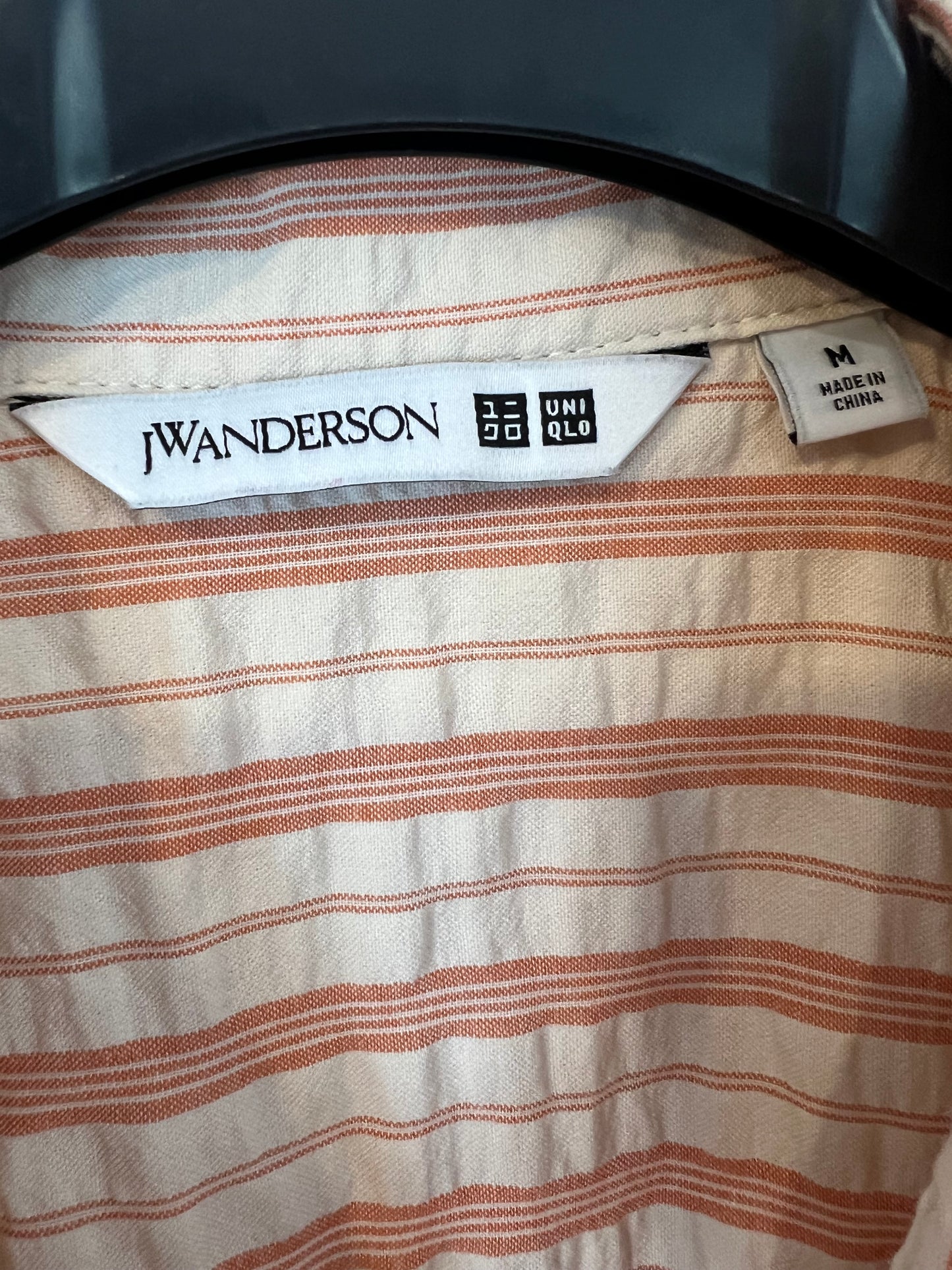 UNIQLO x J WANDERSON. Camisa rayas textura. T M
