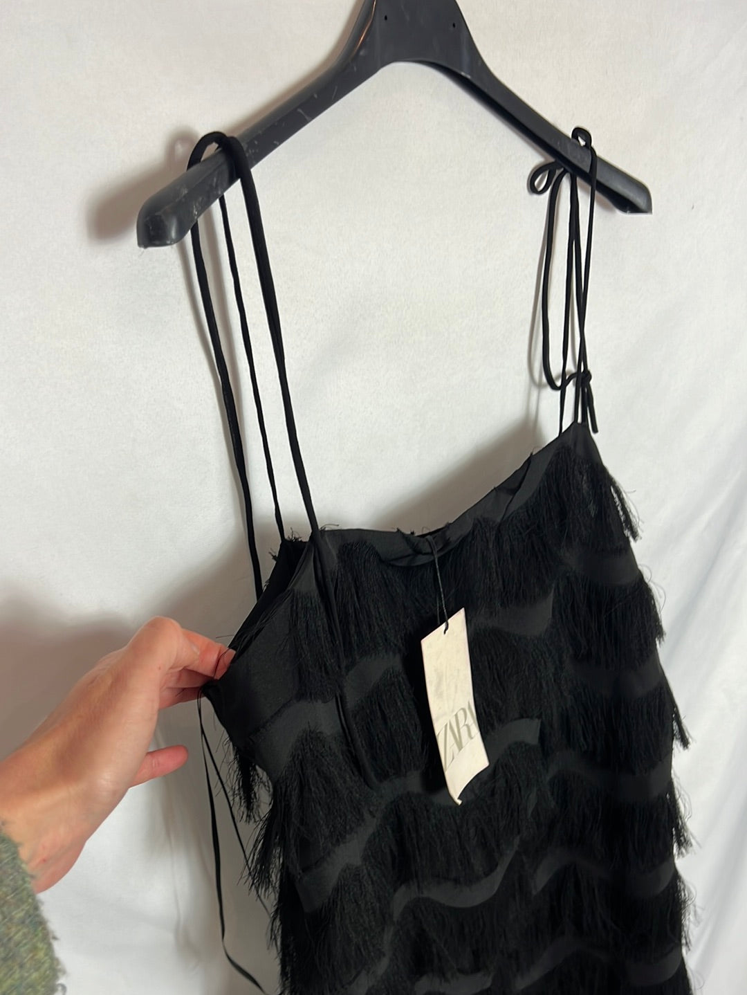 ZARA. Vestido negro  flecos T.M