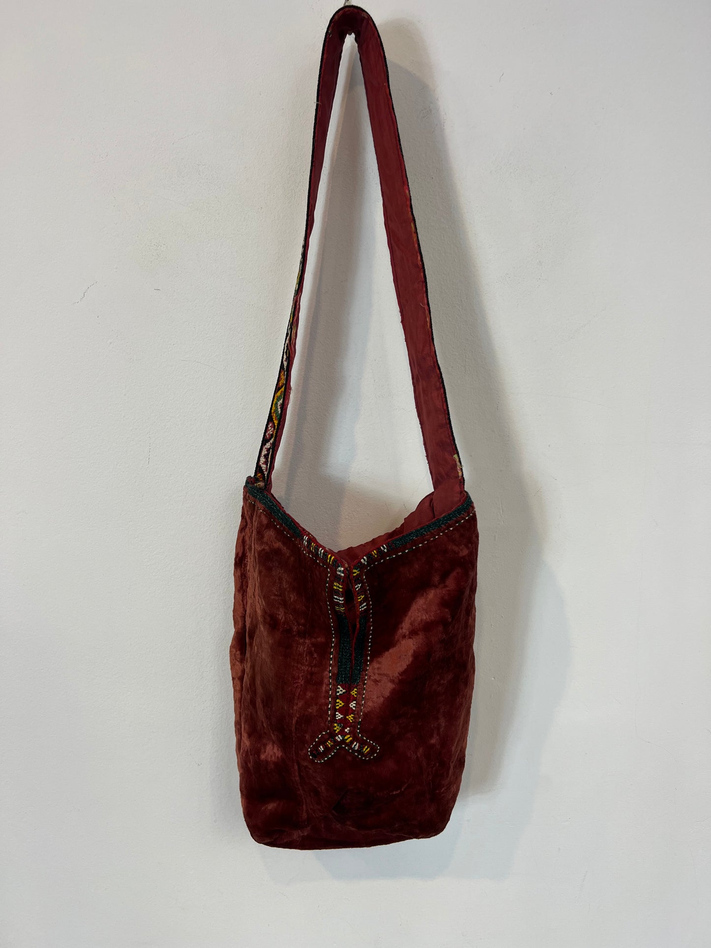 OTHERS. Embroidered velvet bag