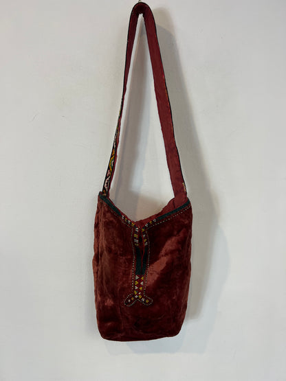 OTHERS. Embroidered velvet bag