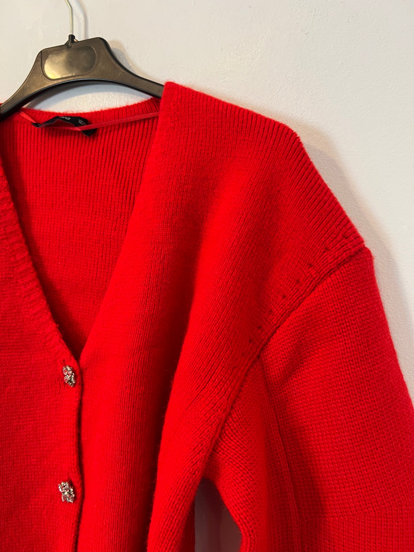 MANGO.Chaqueta punto roja botones joya