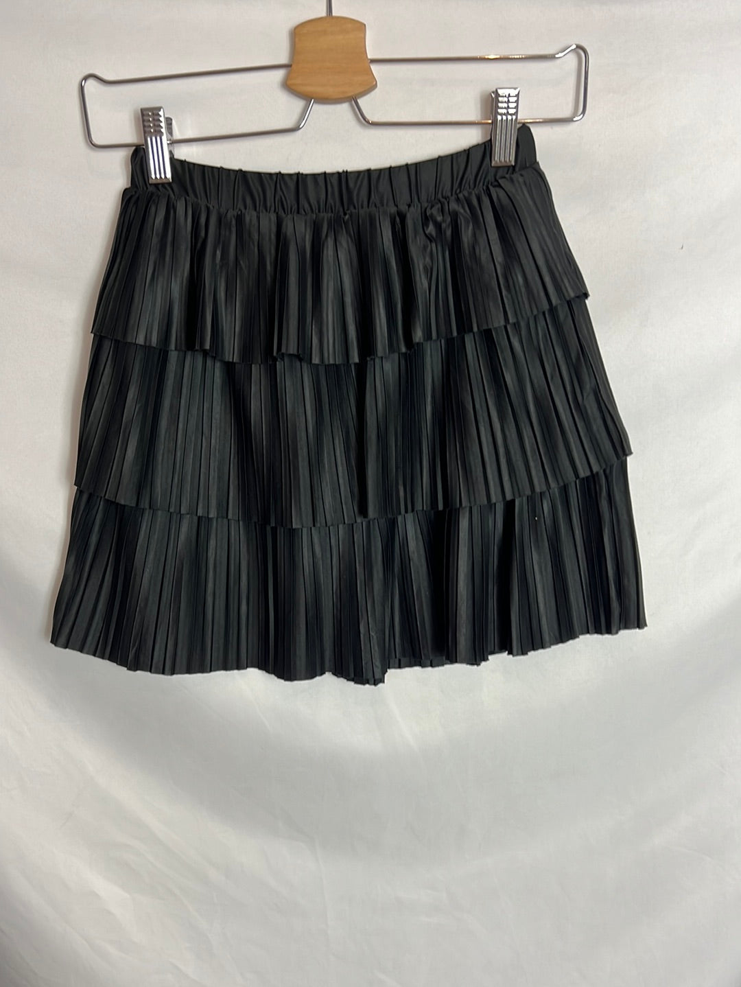 ZARA. Falda corta negra plisada. TS