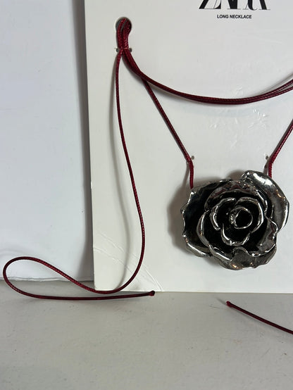 ZARA. Collar flor cordón rojo