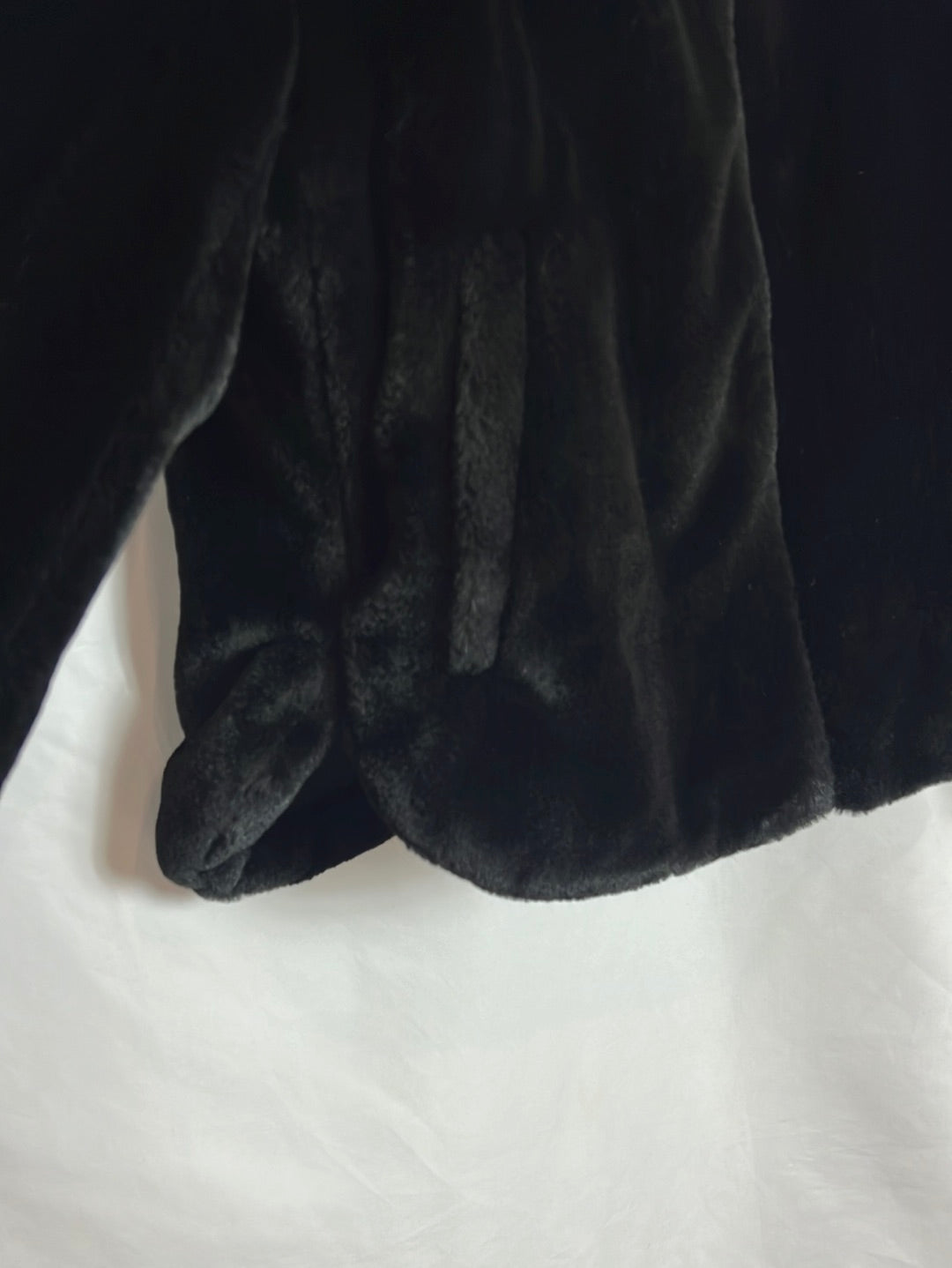 ZARA. Chaqueta negra pelo con capucha. T S