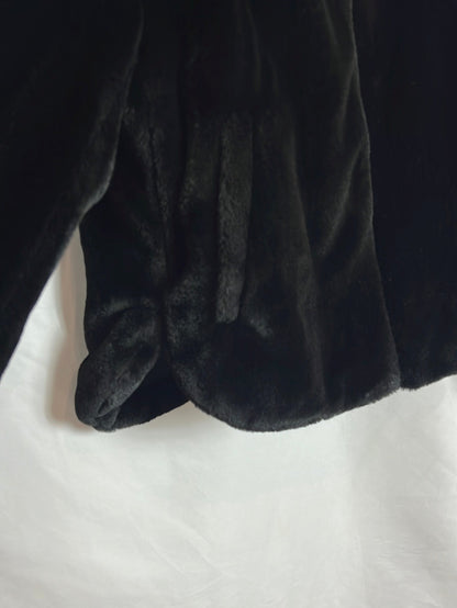 ZARA. Chaqueta negra pelo con capucha. T S