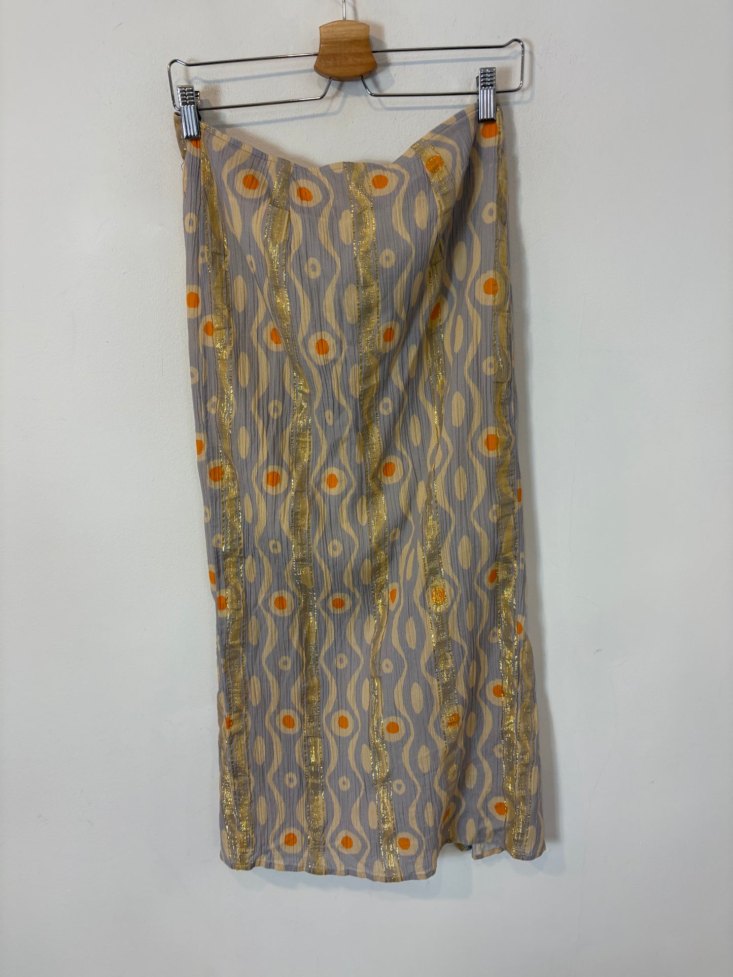 MAKSU. Falda midi detalles dorados