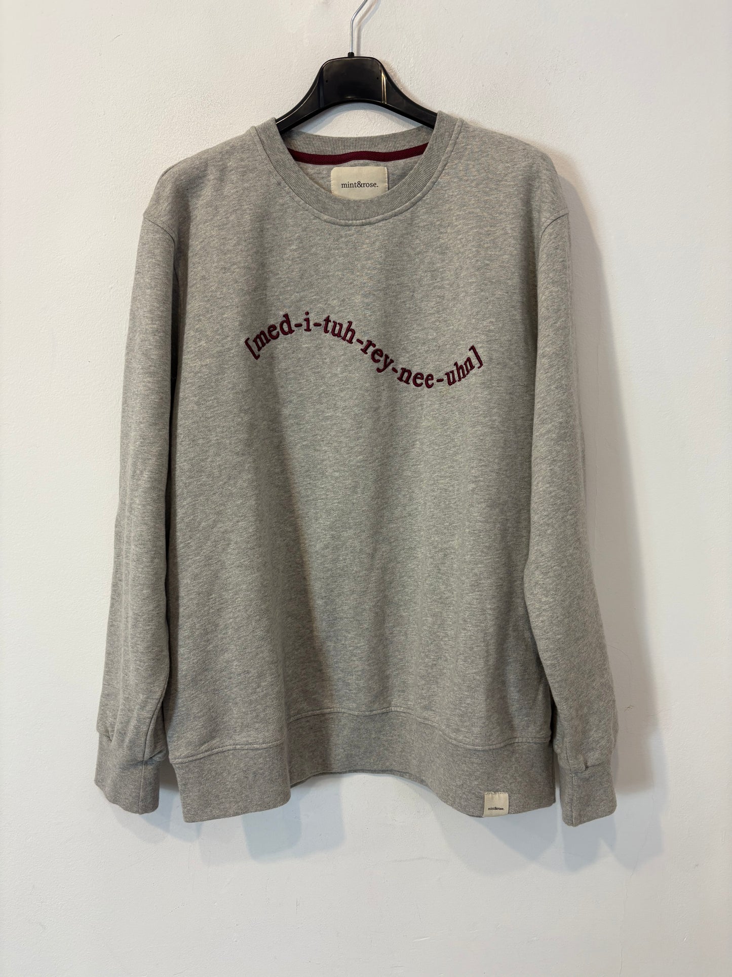 MINT&ROSE. Sudadera gris letras burdeos