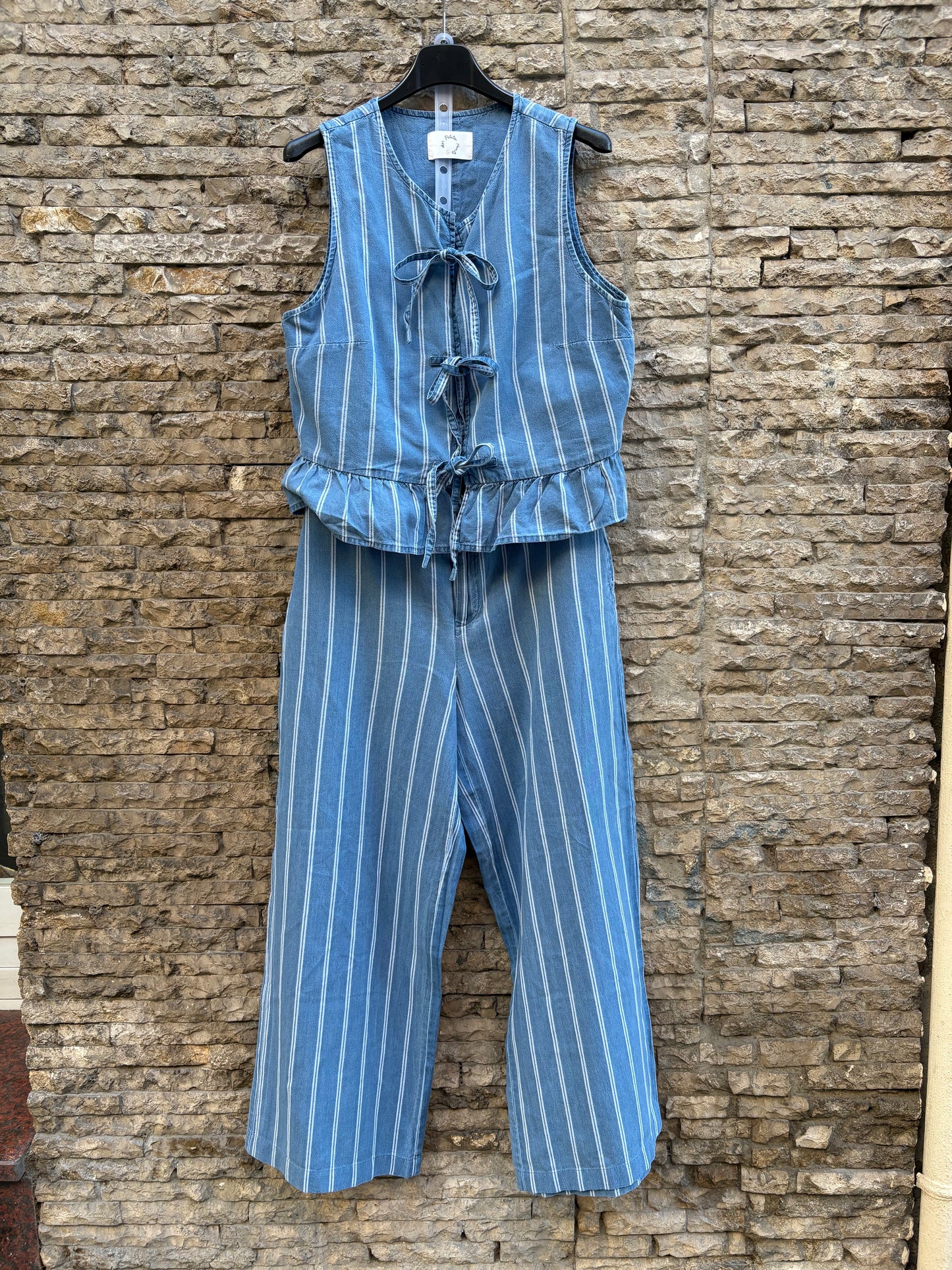DES PETITS HAUTS. Conjunto denim ligero rayas