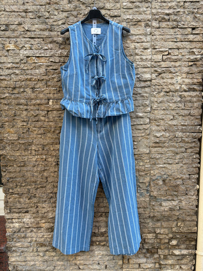 DES PETITS HAUTS. Conjunto denim ligero rayas