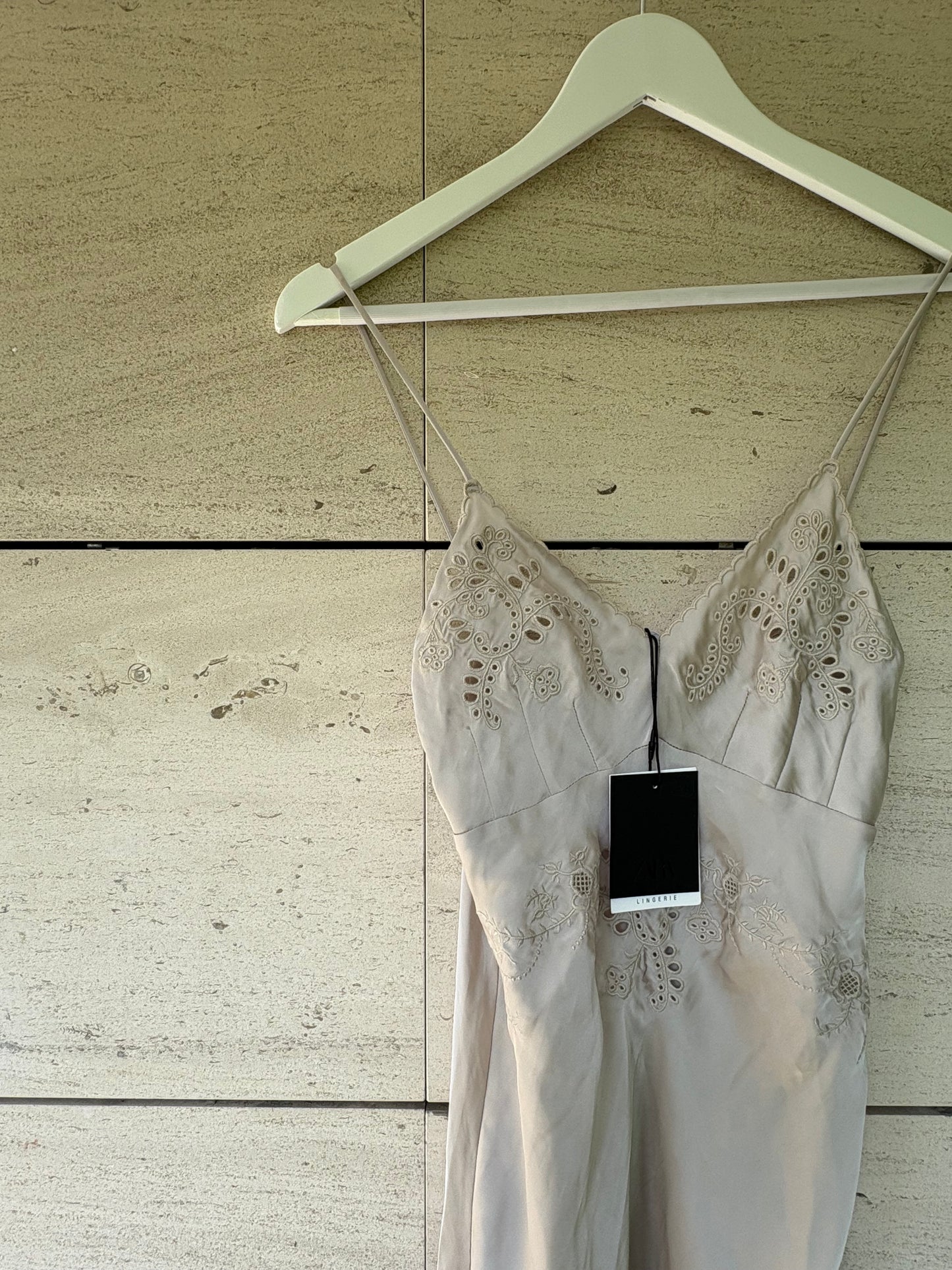 ZARA. Lencero gris claro bordados. T S