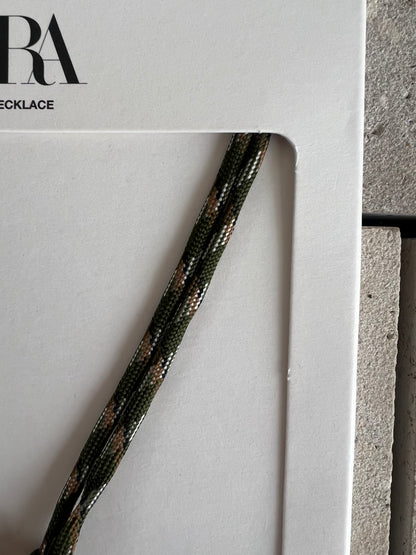 ZARA. Collar tela verde y colgante dorado. T M