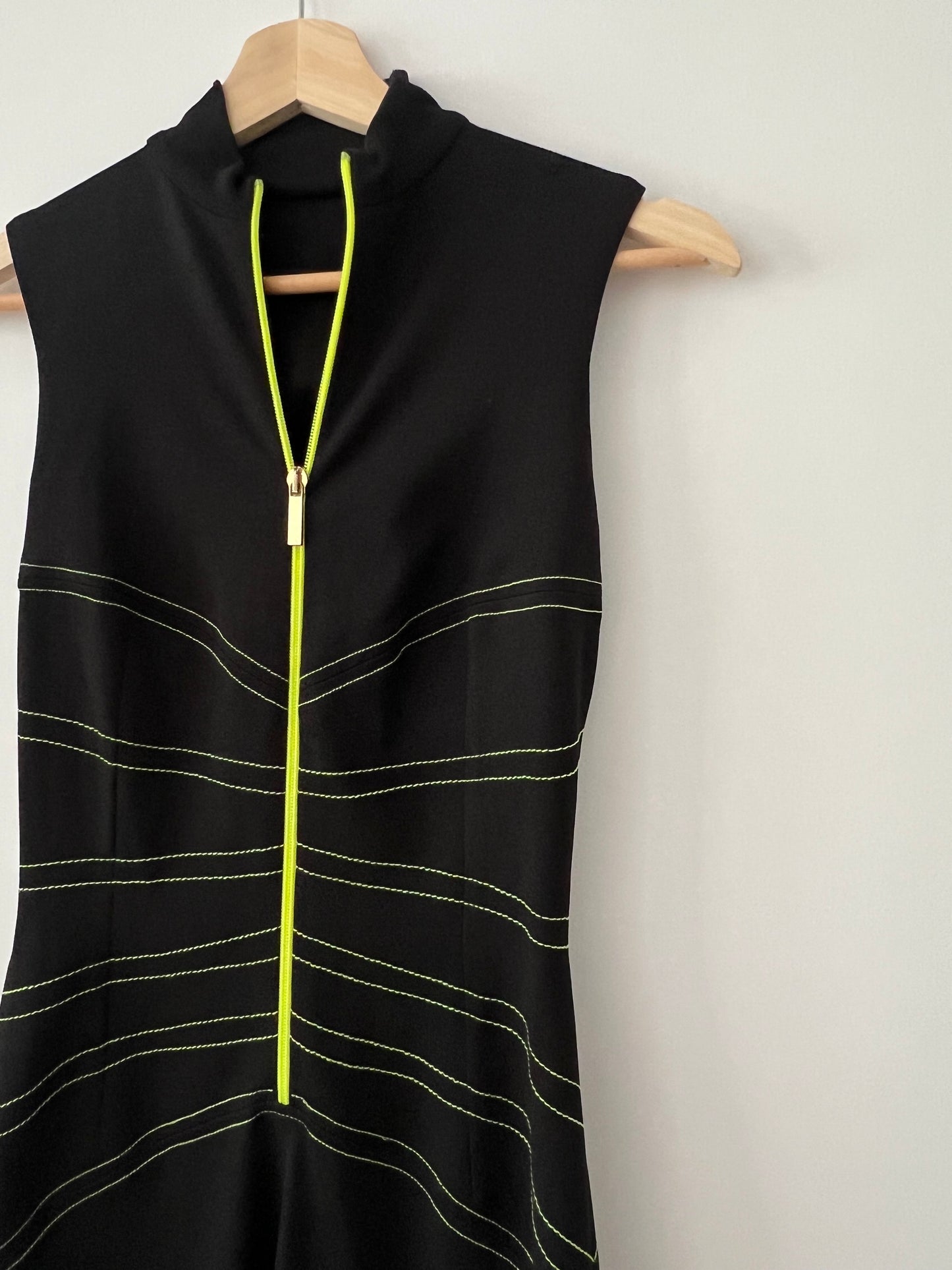 CLARO. Vestido negro detalles flúor