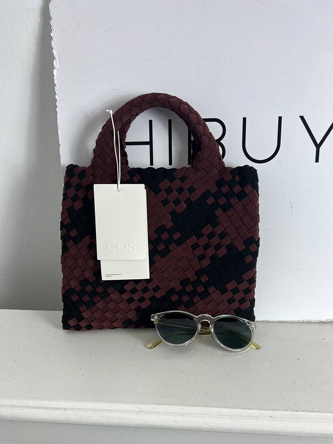 COS. Bolso de mano trenzado bicolor