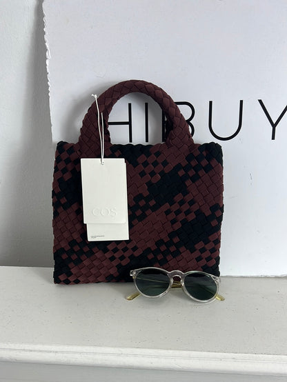 COS. Bolso de mano trenzado bicolor