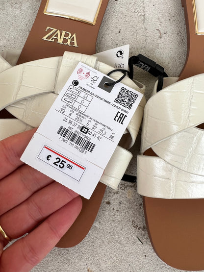 ZARA. Sandalia blanca plana T.39