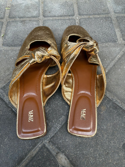 ZARA. mules dorados nudo  T.38
