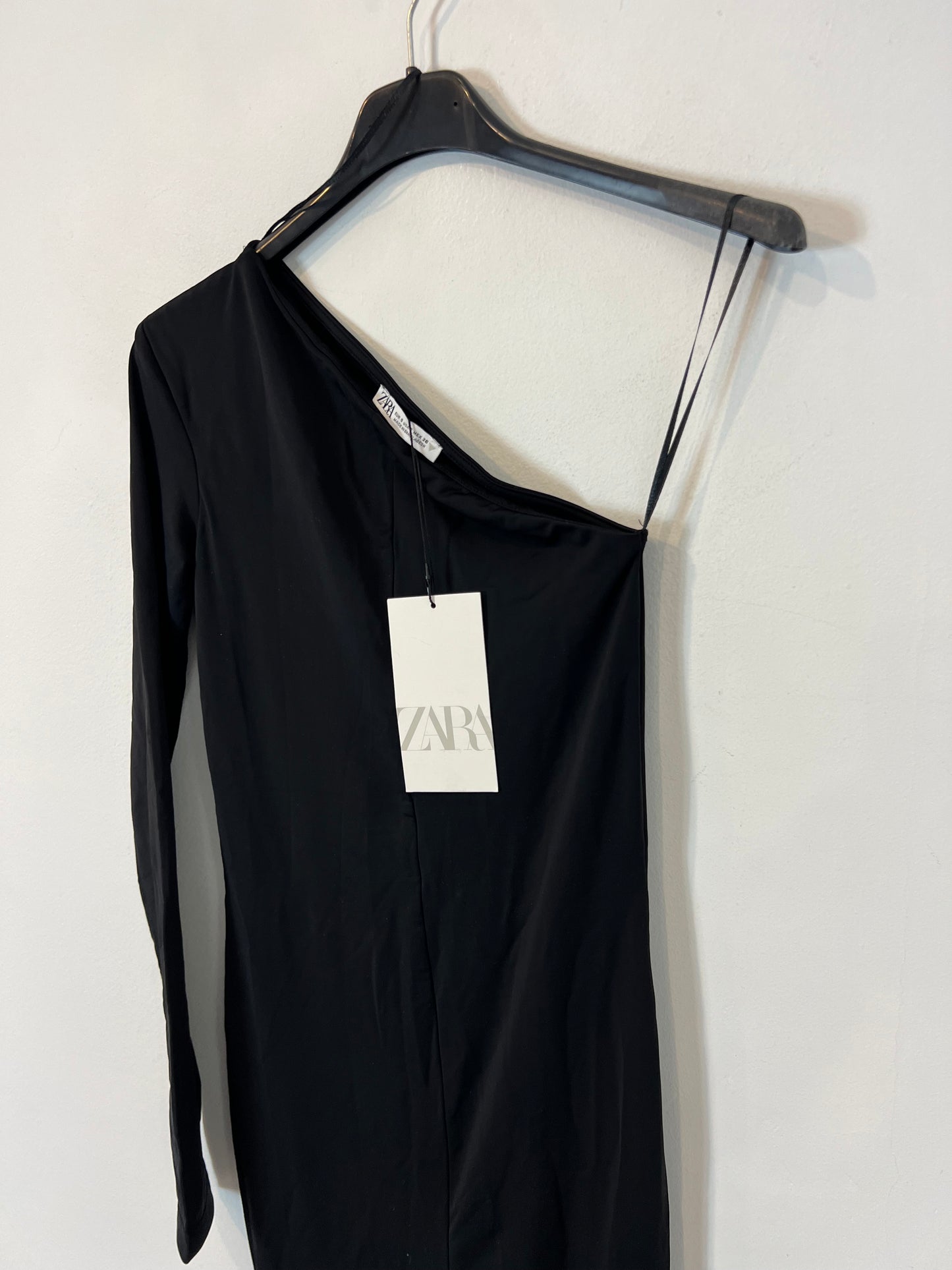ZARA. Mono elástico negro asimétrico. T S